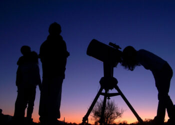 Winter is a great time to spend an evening outdoors with kids gazing at the stars. | Winter activities for kids