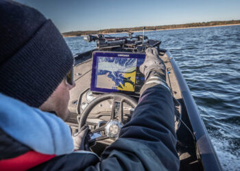 The new Lowrance Pro is capable of doing two simultaneous views at the same time on the same unit.